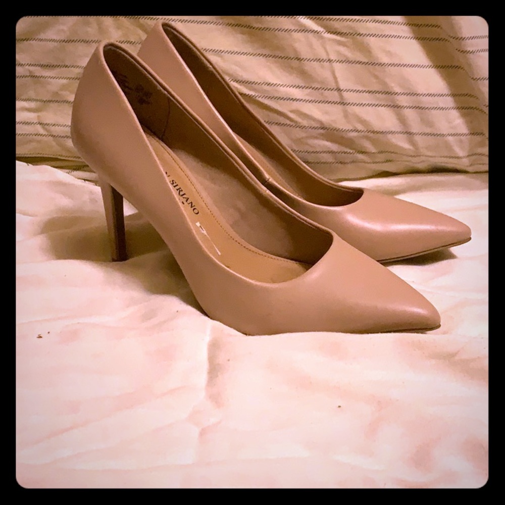 Low beige pointed Christian Siriano heels 7 1/2W